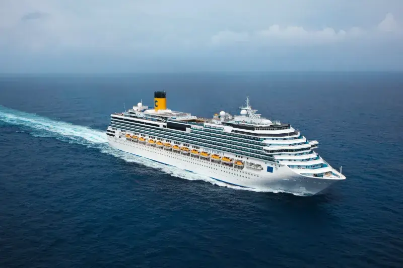 Costa Pacifica açık denizde seyir halinde, pruvadan havadan görünüm