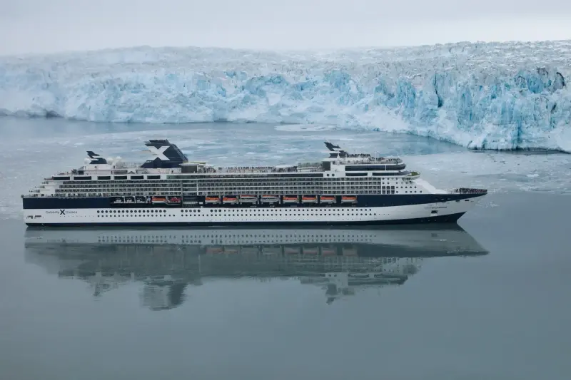 Celebrity Millennium Hubbard Buzulu önünde