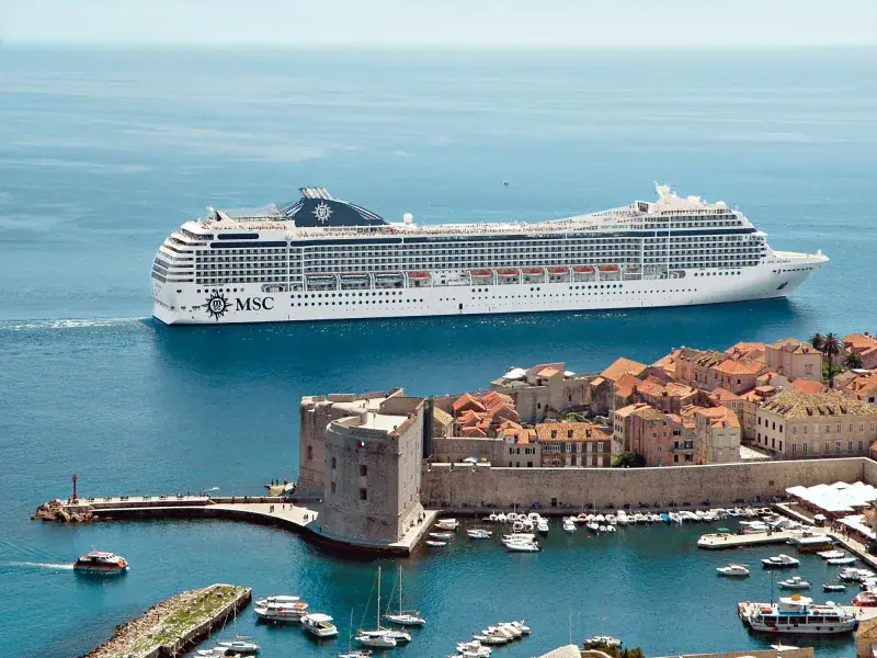 MSC Musica tarihi bir liman kentinin surları önünde