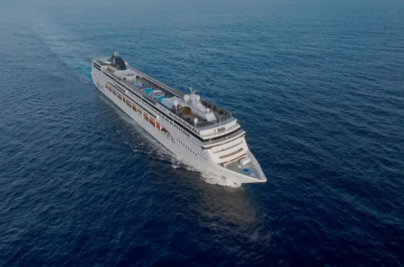 MSC Lirica açık denizde, önden havadan görünüm