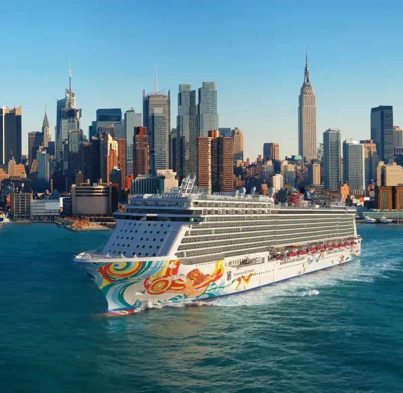 Norwegian Getaway, New York önlerinde; arkada Manhattan silueti