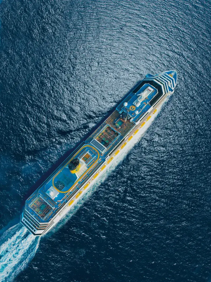 Costa Serena seyir halinde, yukarıdan havadan dikey görünüm