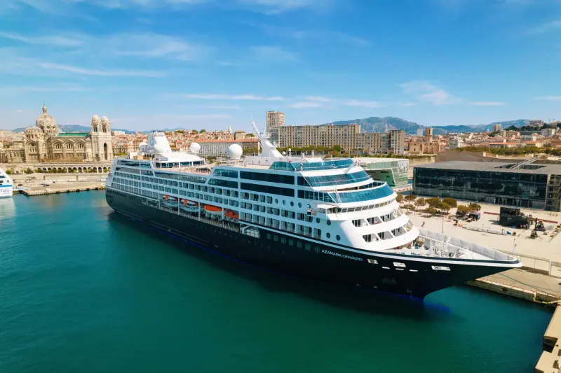 Azamara Onward Marsilya limanında, havadan görünüm