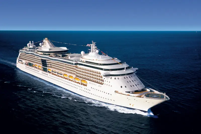 Radiance of the Seas açık denizde, pruvadan görünüm