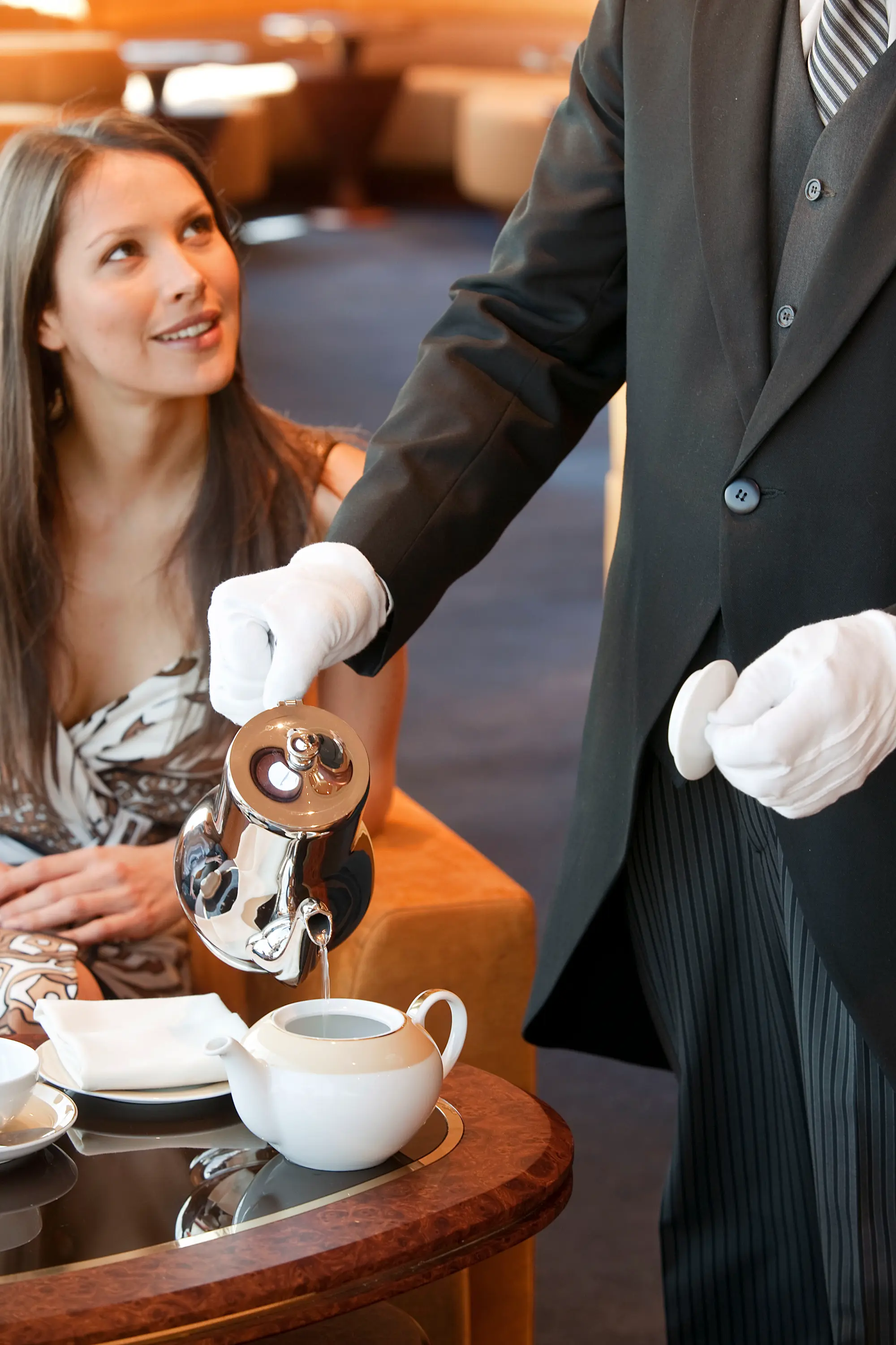 MSC Fantasia Top Sail Lounge'da butler misafire çay servisi yapıyor
