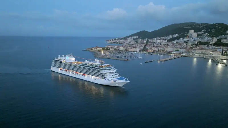 Oceania Vista şafakta Korsika'da Ajaccio açıklarında