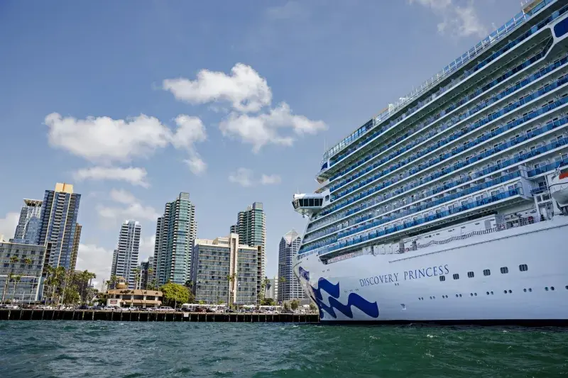 Discovery Princess San Diego limanında; gövdesi ve şehir silueti