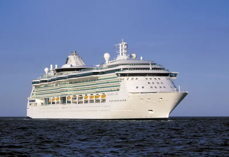 Brilliance of the Seas açık denizde, pruvadan görünüm