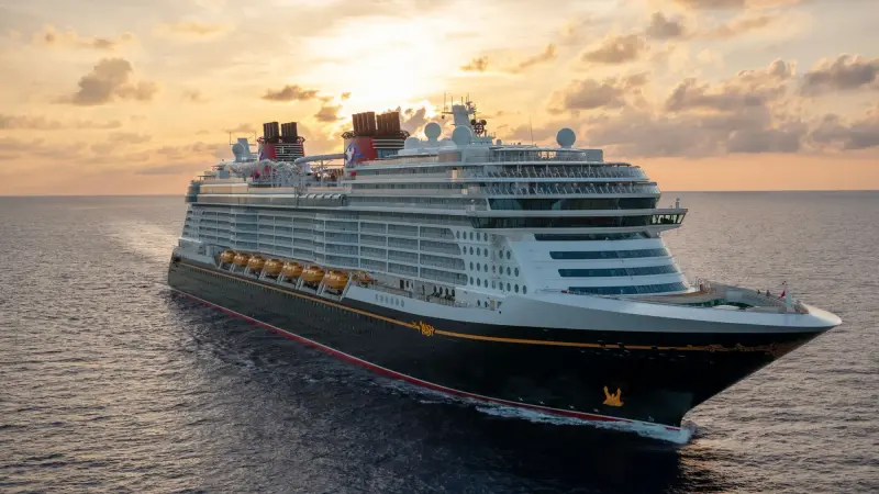 Disney Wish gün batımında açık denizde
