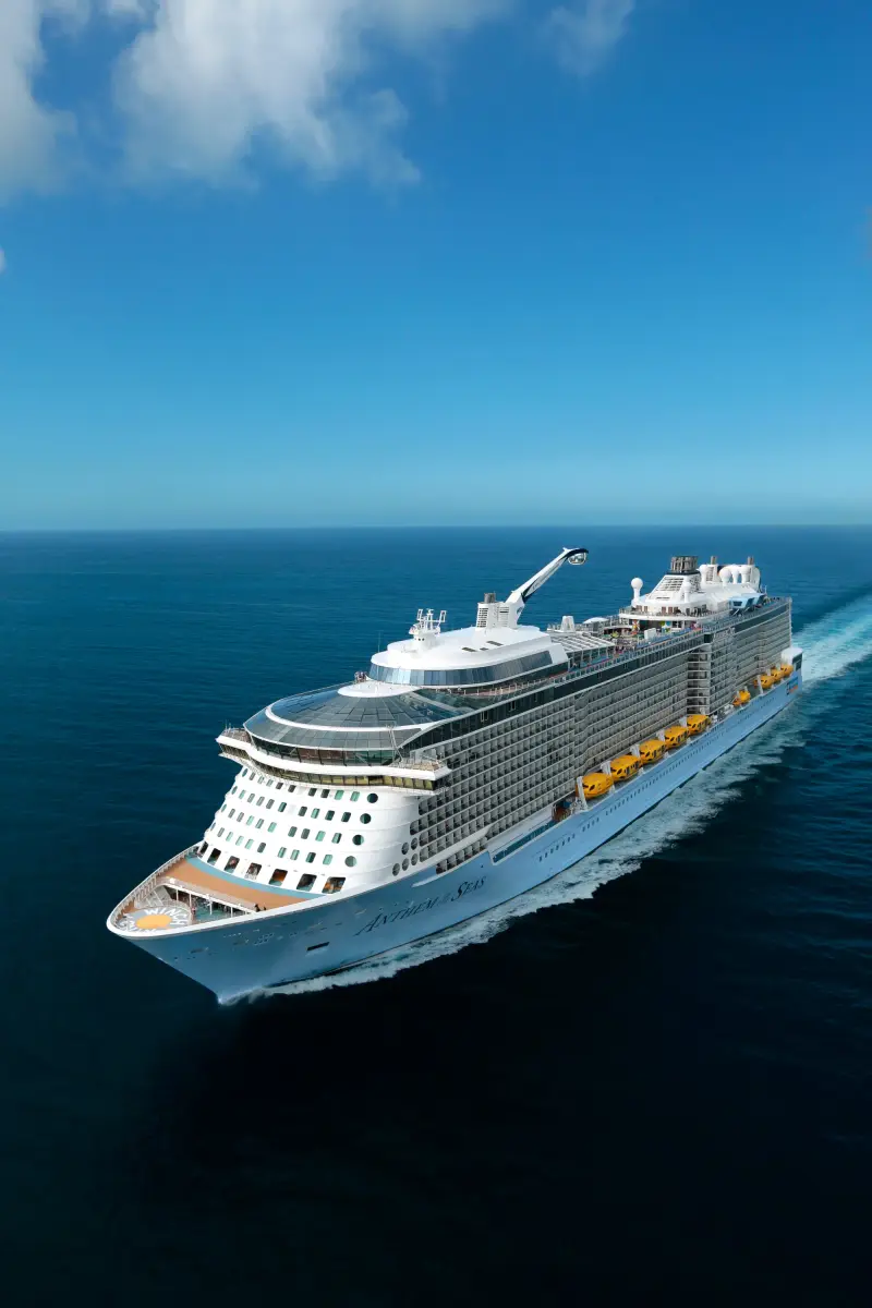 Anthem of the Seas açık denizde, pruvadan havadan görünüm