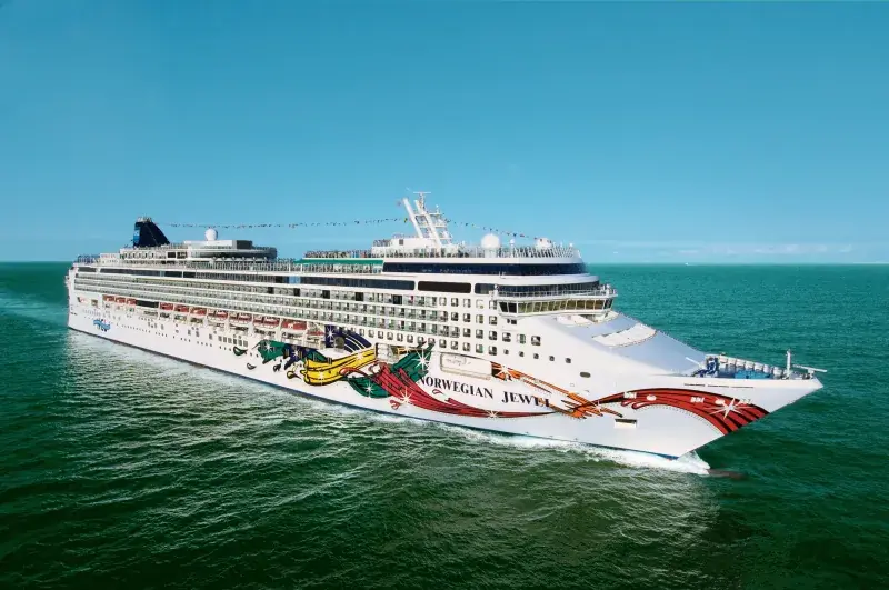 Norwegian Jewel'in açık denizde dış görünümü; renkli gövde tasarımı
