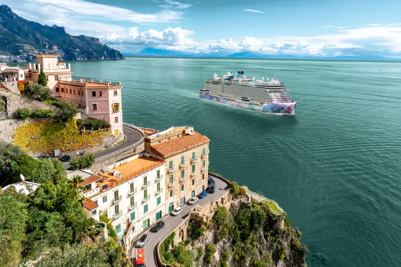 Norwegian Bella, Atrani kıyısından Salerno Körfezi'nde (görselleştirme)