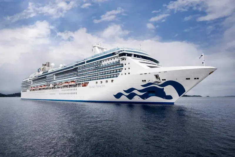 Island Princess'in açık denizde yandan görünümü; pruvada Princess deniz kızı logosu
