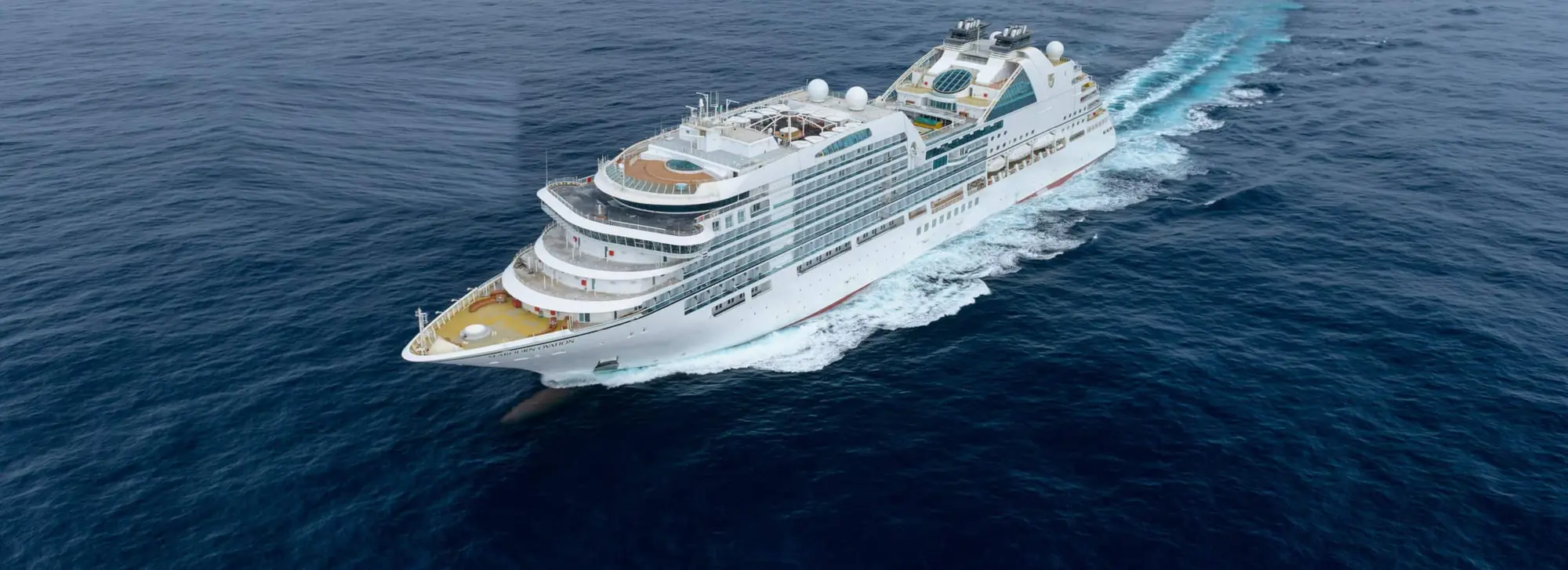 Seabourn Ovation açık denizde seyir hâlinde, havadan görünüm