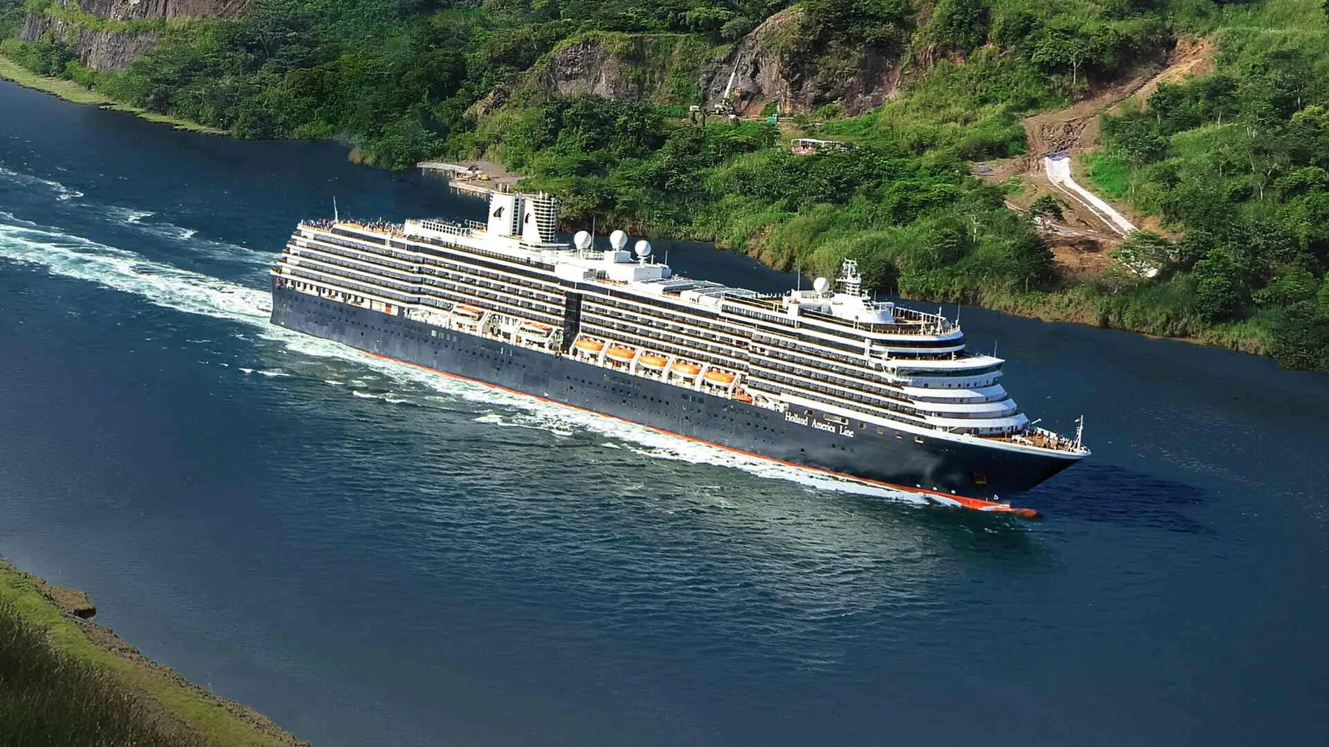 Zuiderdam yeşil yamaçlar arasındaki bir kanalda