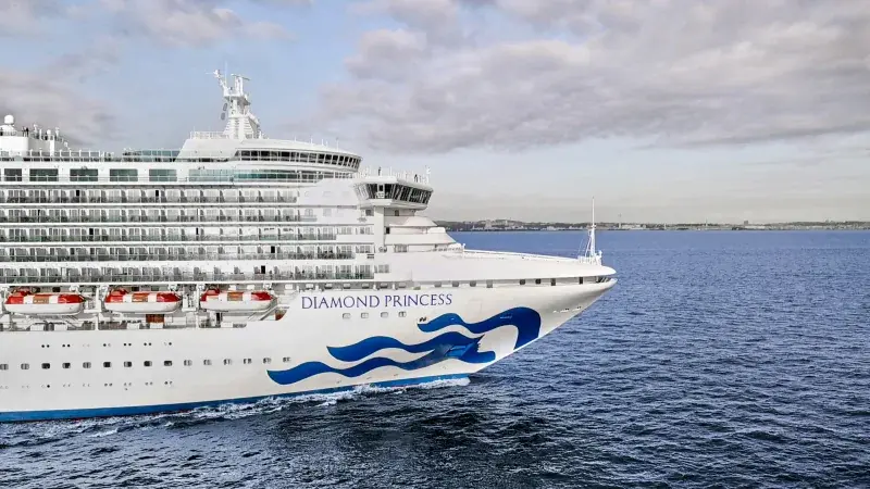 Diamond Princess'in açık denizde pruva tarafından yakın görünümü