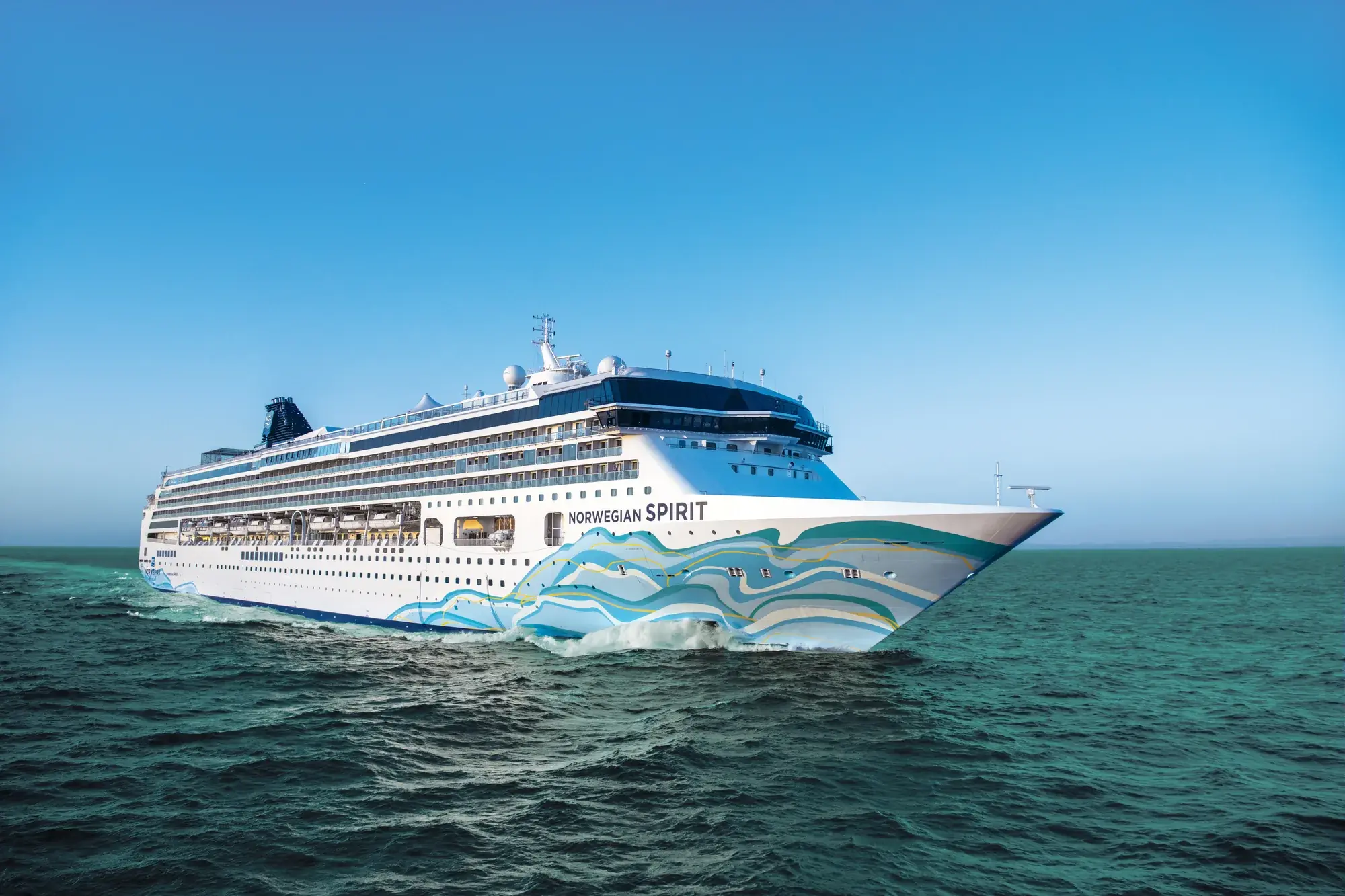 Norwegian Spirit'in açık denizde dış görünümü; dalga desenli gövde