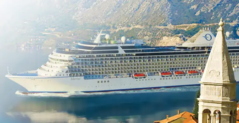 Oceania Marina dağlarla çevrili bir körfezde seyir hâlinde
