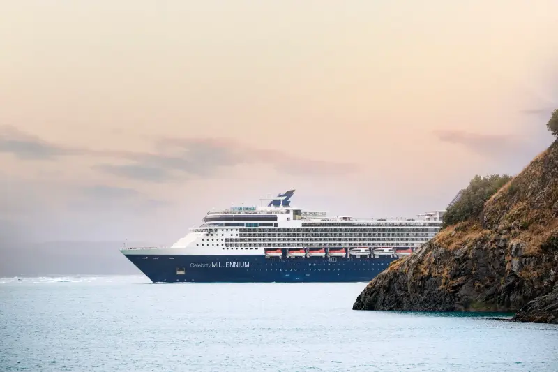 Celebrity Millennium Alaska'da kayalık kıyı önünde