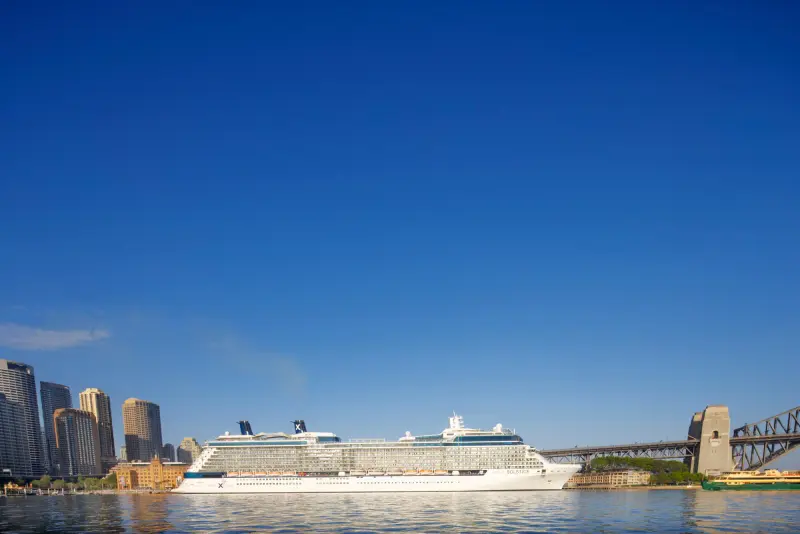 Celebrity Solstice Sidney limanında, uzaktan görünüm