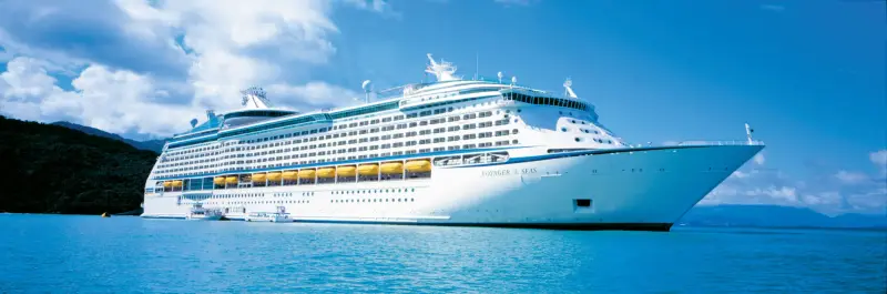 Voyager of the Seas kıyı açıklarında, yandan görünüm