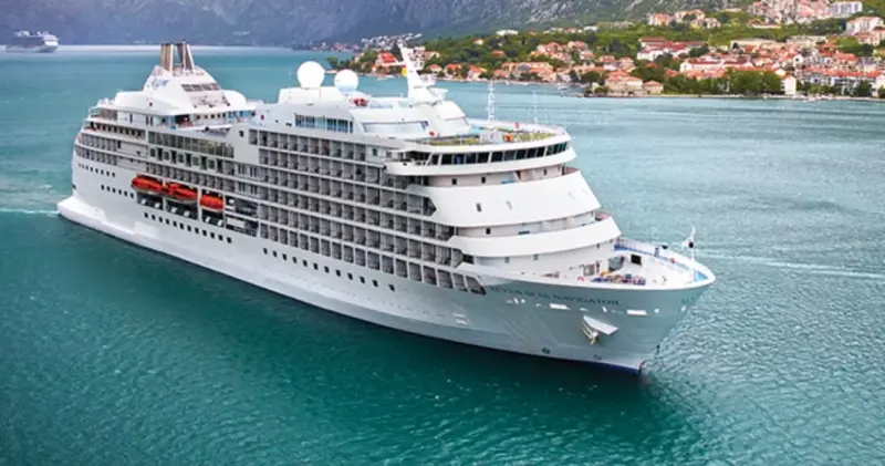 Seven Seas Navigator turkuaz koyda seyir hâlinde