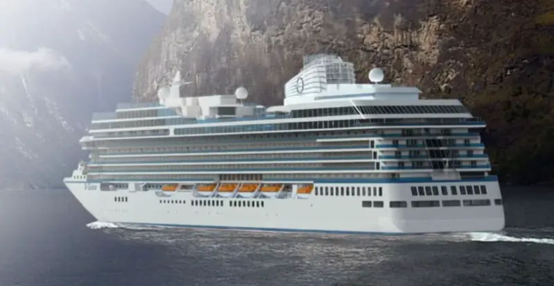 Oceania Vista sarp kayalıkların önünde seyir hâlinde