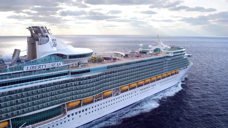 Liberty of the Seas açık denizde, yakın havadan görünüm