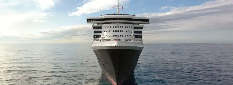 Queen Mary 2 açık denizde, önden görünüm