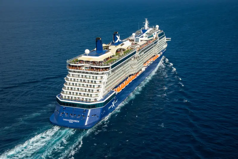 Celebrity Equinox açık denizde, kıçtan havadan görünüm