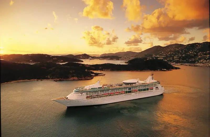 Rhapsody of the Seas gün batımında, adalar arasında