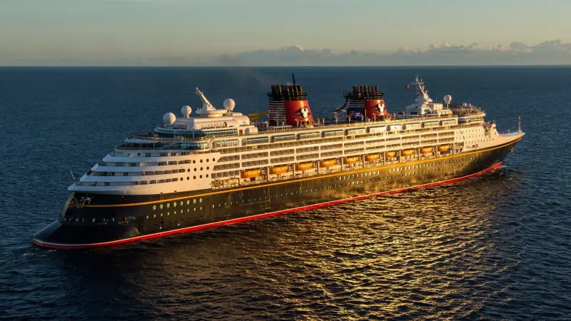 Disney Magic gün batımında açık denizde seyir hâlinde
