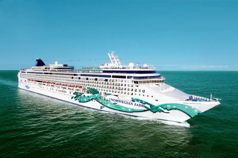 Norwegian Jade'in açık denizde dış görünümü; yeşil dalga desenli gövde