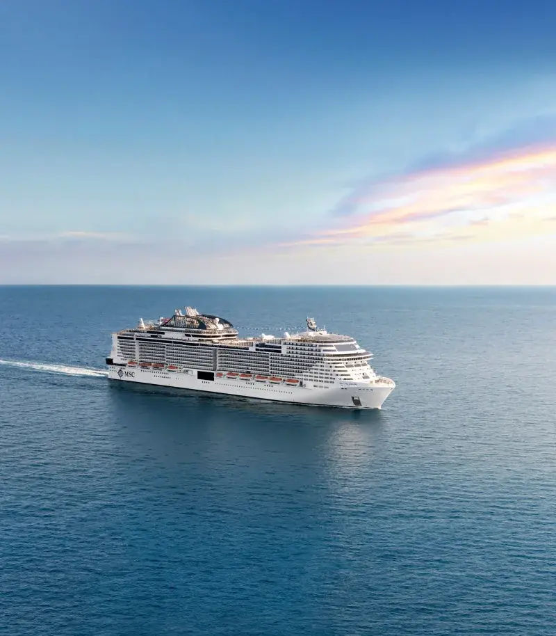 MSC Bellissima gün batımında açık denizde