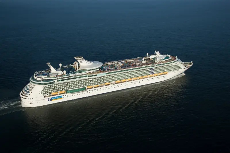 Freedom of the Seas açık denizde, yandan görünüm