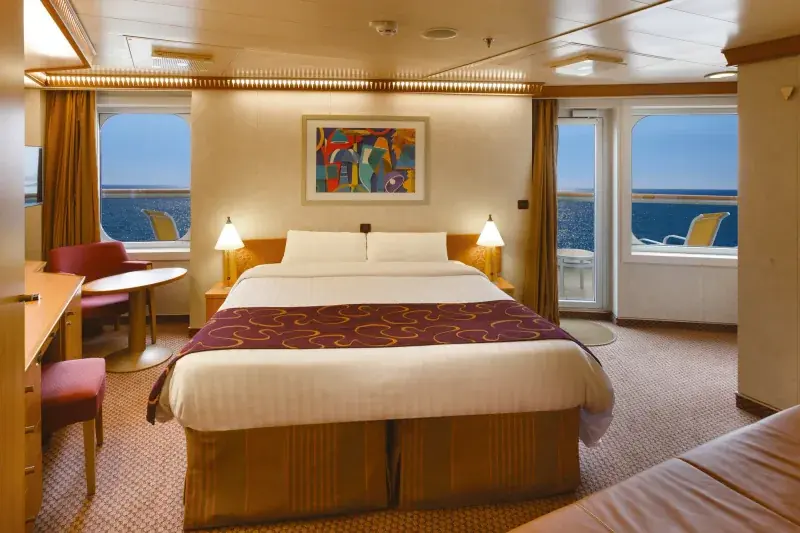 Costa Diadema balkonlu mini suit, çift kişilik yatak ve deniz manzarası