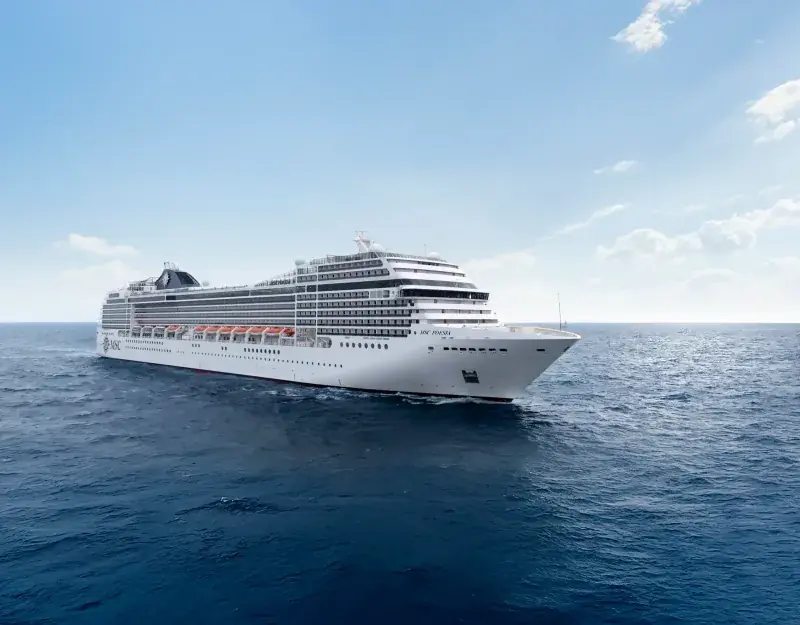 MSC Poesia açık denizde seyir halinde, önden görünüm