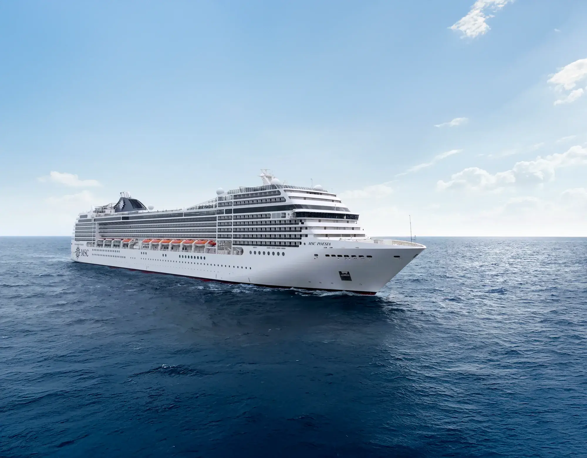 MSC Poesia açık denizde seyir halinde, önden görünüm