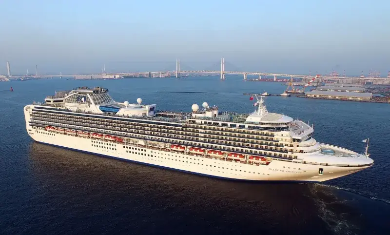 Diamond Princess Yokohama limanında, arkada asma köprü