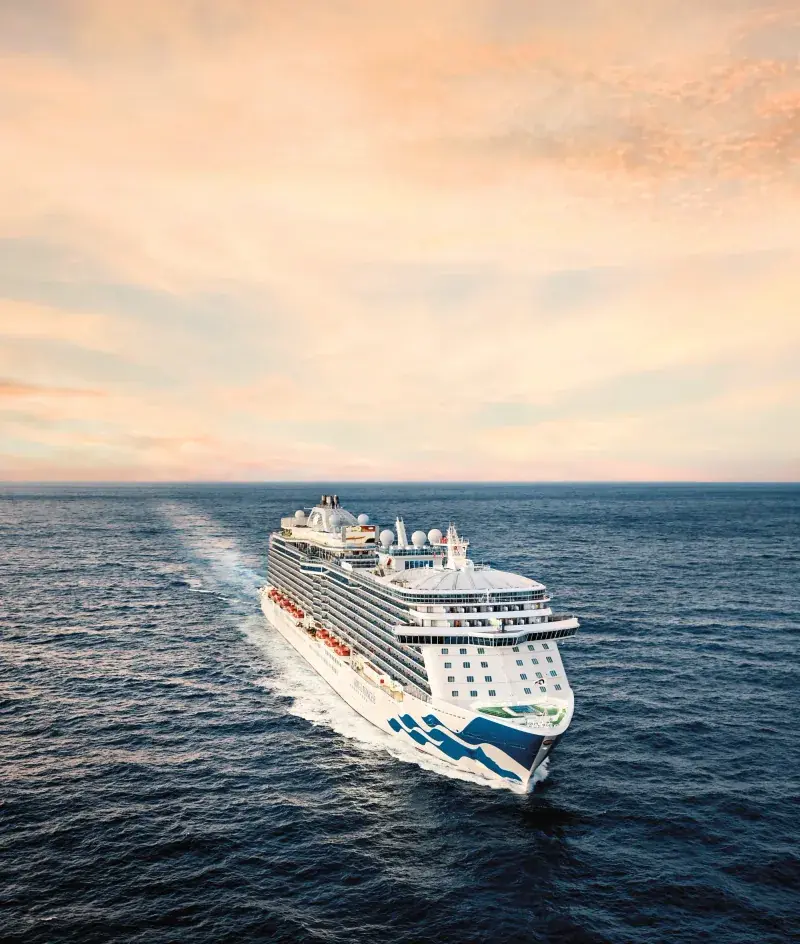Royal Princess'in gün batımında açık denizde seyri