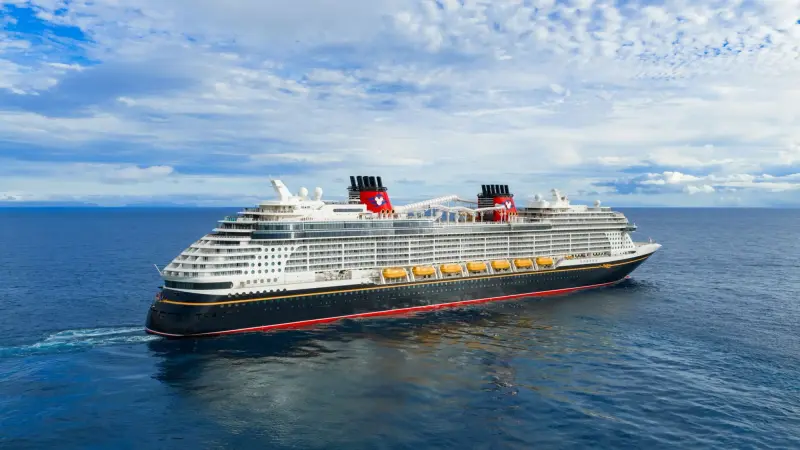 Disney Destiny açık denizde seyir hâlinde