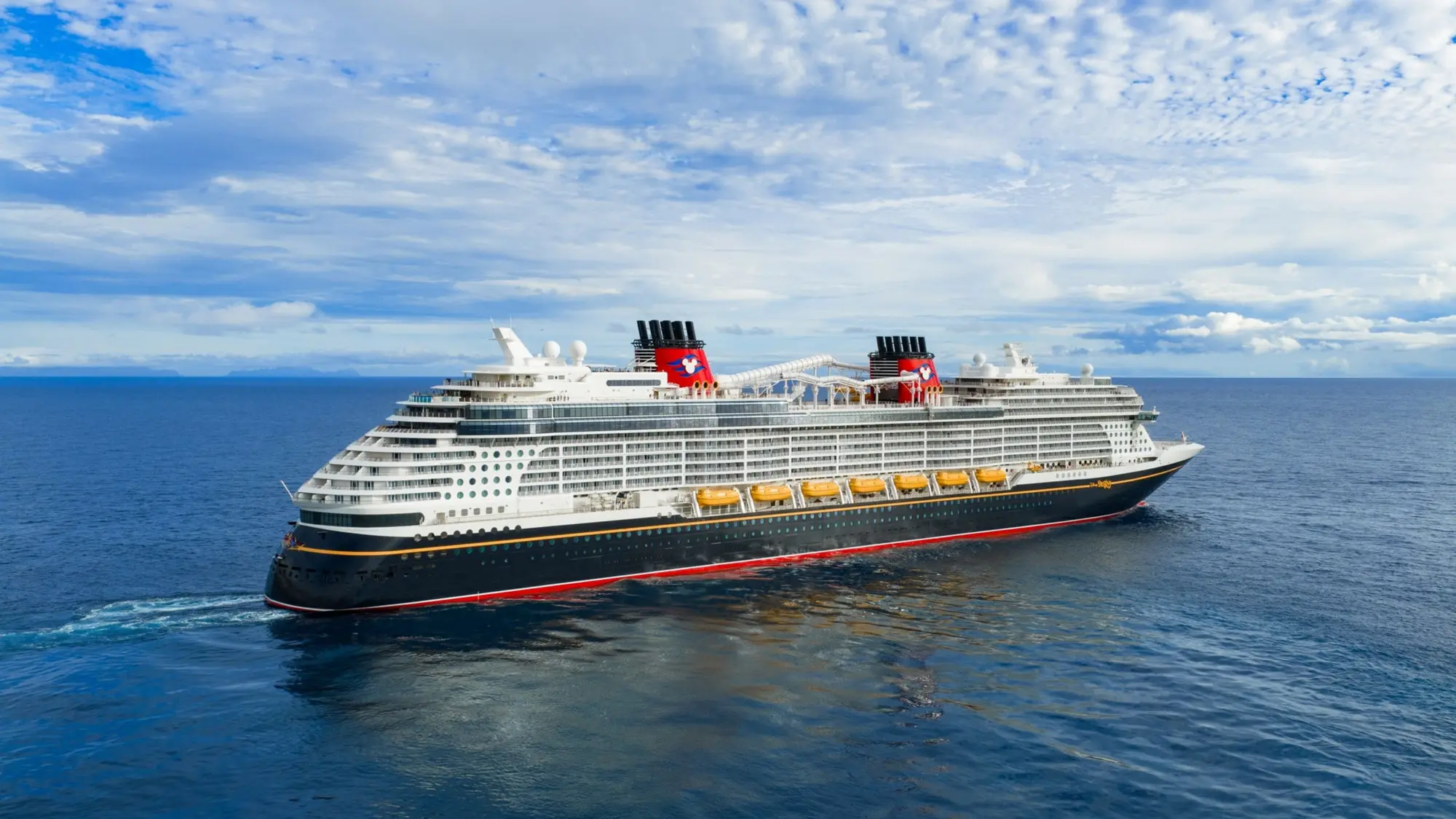 Disney Destiny açık denizde seyir hâlinde