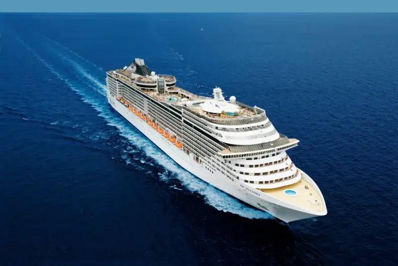 MSC Splendida açık denizde seyir halinde, pruvadan havadan görünüm
