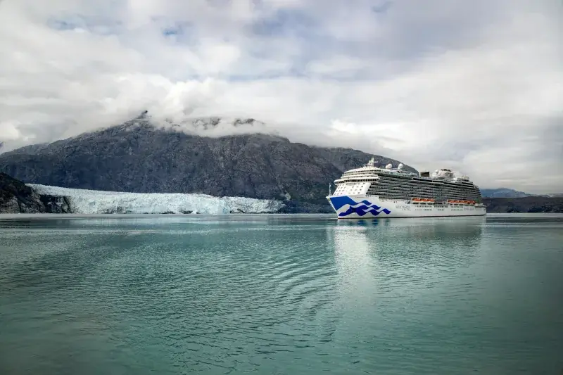 Royal Princess, Alaska'da Glacier Bay'de buzul önünde