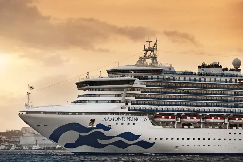 Diamond Princess'in gün batımında yandan yakın görünümü