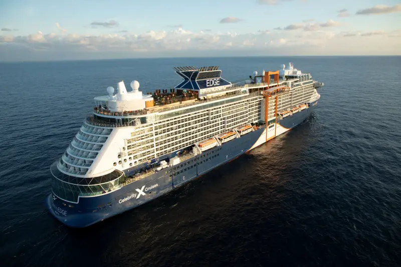 Celebrity Edge gün batımında açık denizde