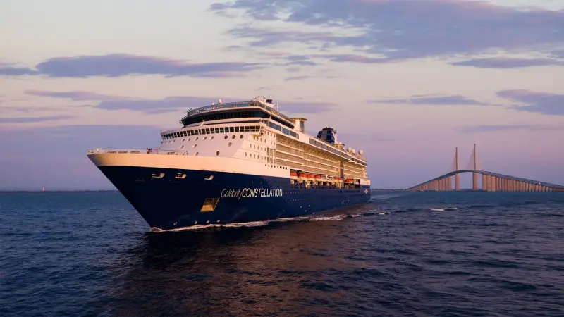Celebrity Constellation gün batımında, arkada köprü