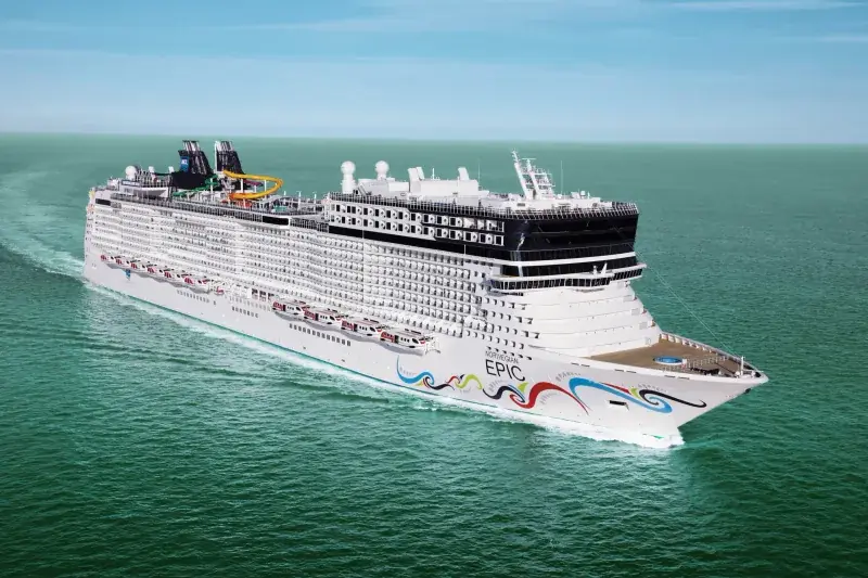 Norwegian Epic'in açık denizde dış görünümü; üst güvertede su kaydırakları