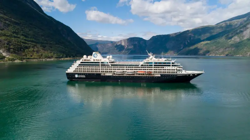 Azamara Pursuit Eidfjord fiyortunda, havadan görünüm