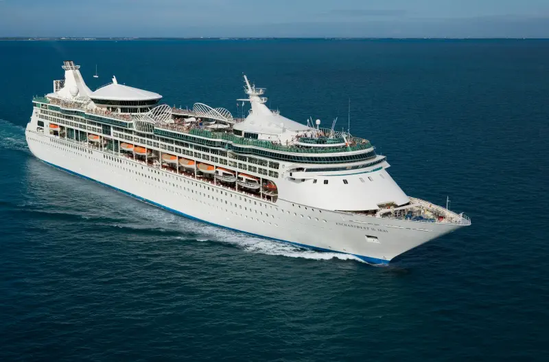 Enchantment of the Seas açık denizde, pruvadan görünüm